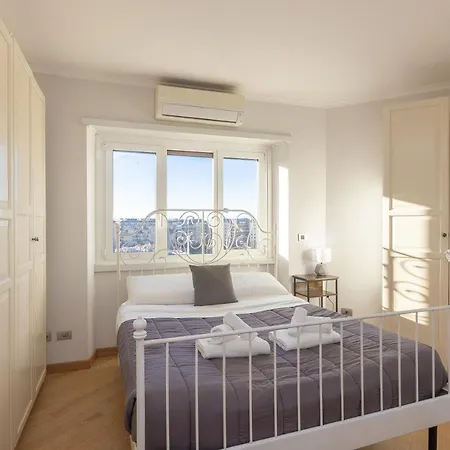 Piramide View By In Rome